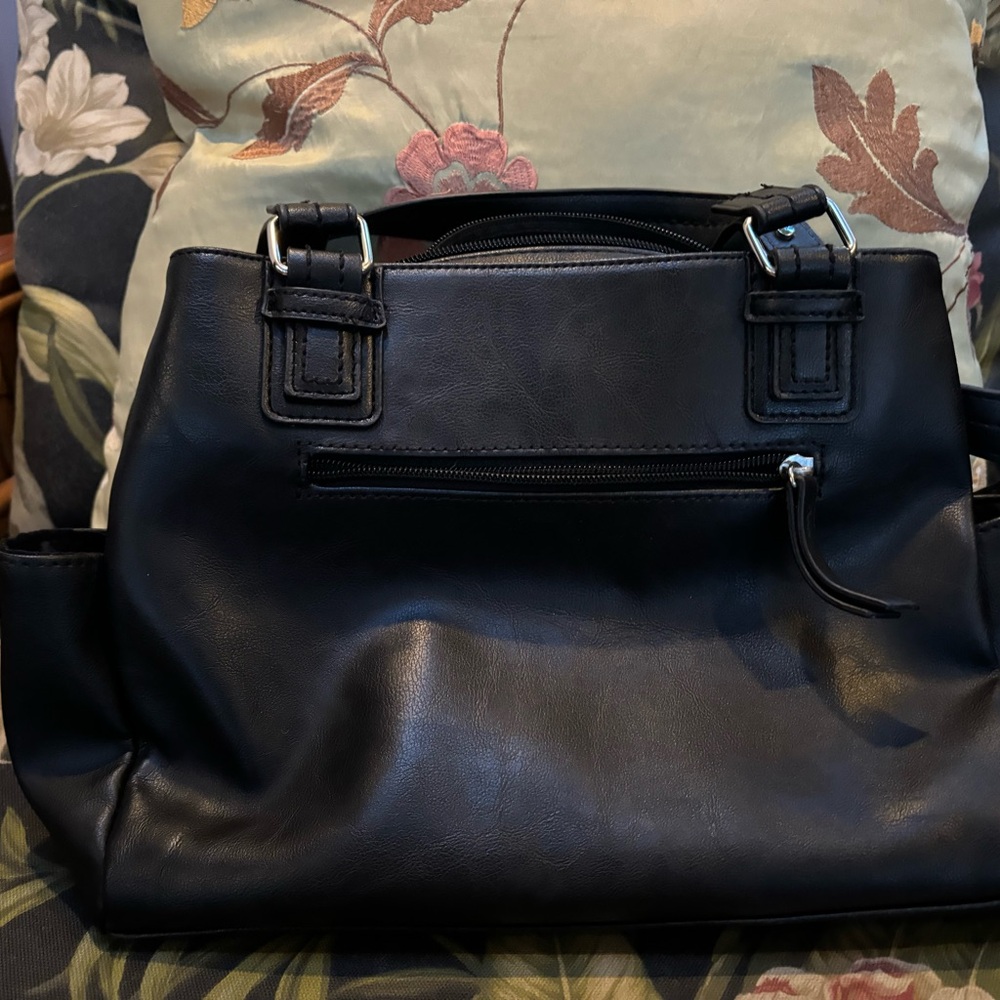 Rosetti black purse. Lots of pockets & zippers. Like new.